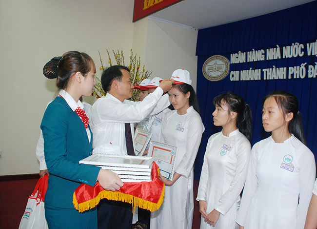 Kienlongbank: Trao tặng 200 suất học bổng chương trình “Chia sẻ ước mơ” tại Đà Nẵng