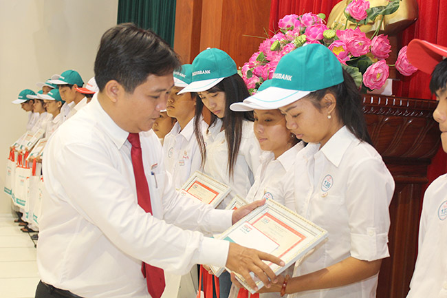 Kienlongbank: 200 suất học bổng “Chia sẻ ước mơ” được trao tặng tại Tiền Giang