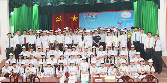 Kienlongbank: Trao tặng 200 suất học bổng “Chia sẻ ước mơ” tại Long An