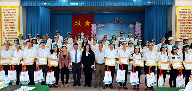 Kienlongbank: Trao tặng 250 suất học bổng chương trình “Chia sẻ ước mơ” tại Trà Vinh