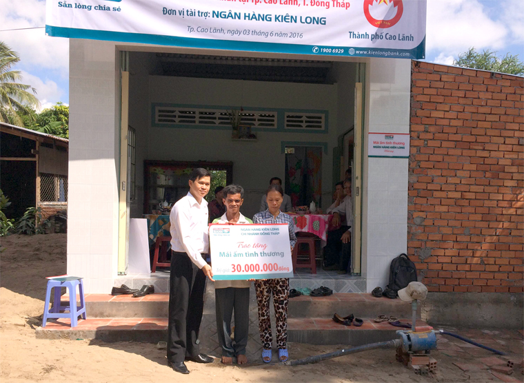 Kienlongbank trao tặng nhà tình thương cho 2 hộ gia đình khó khăn tại Thành phố Cao Lãnh – tỉnh Đồng Tháp.
