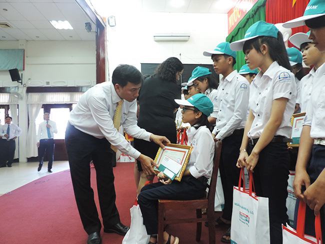 Kienlongbank Bình Định trao tặng 200 suất học bổng “Chia sẻ ước mơ” năm 2016