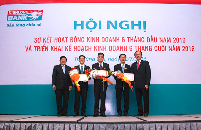 Kienlongbank khen thưởng 19 đơn vị hoàn thành các chỉ tiêu kinh doanh trong 06 tháng đầu năm 2016