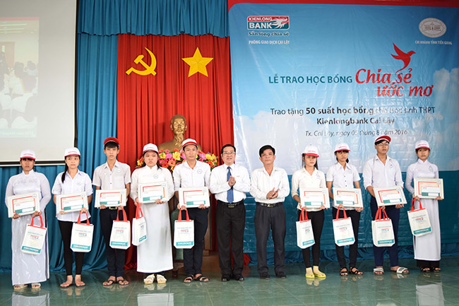 Kienlongbank Cai Lậy trao tặng 50 suất học bổng “Chia sẻ ước mơ”