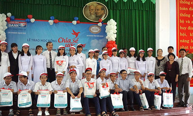 Kienlongbank Rạch Giá: Tặng 200 suất học bổng “Chia sẻ ước mơ” cho học sinh THPT