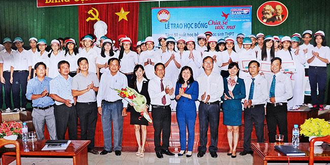 Kienlongbank Lái Thiêu: 50 suất học bổng “Chia sẻ ước mơ” được trao cho học sinh THPT tại Tx.Thuận An