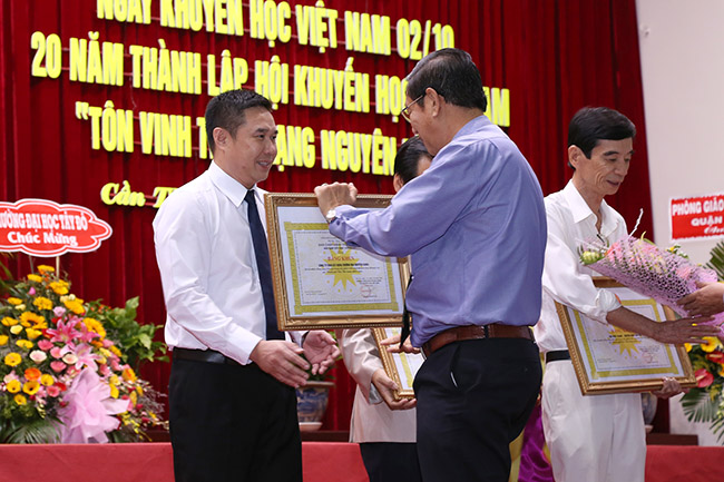 Kienlongbank Cần Thơ nhận bằng khen từ Trung ương Hội Khuyến học Việt Nam