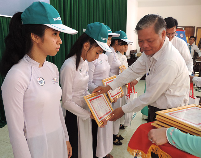 Kienlongbank: Trao tặng 50 suất học bổng chương trình “Chia sẻ ước mơ” tại huyện Ba Tri