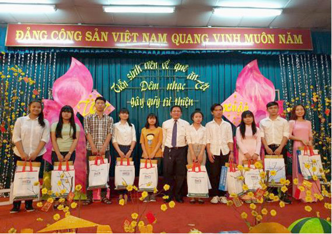 Kienlongbank Đồng Nai trao gửi quà tết cho sinh viên