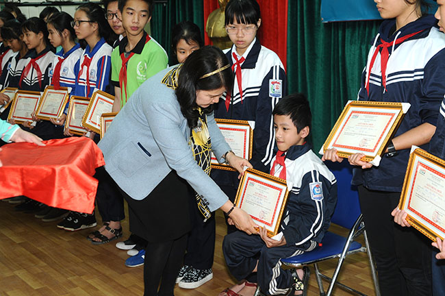 Kienlongbank trao 180 suất học bổng cho các em học sinh tại Hà Nội