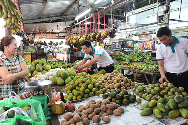 Lần đầu tiên, các học viên Kienlongbank trải nghiệm thực tế tại chợ