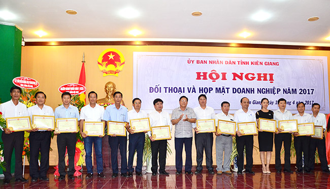 Kienlongbank vinh dự nhận Bằng khen của Chủ tịch UBND tỉnh Kiên Giang