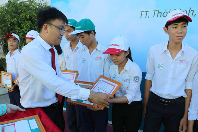 Kienlongbank trao 50 suất học bổng cho học sinh tại huyện Thới Bình (Cà Mau)