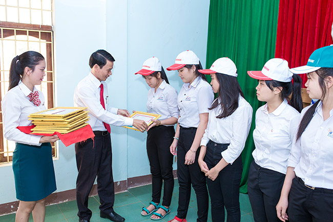 50 học sinh ở Buôn Hồ lần đầu nhận học bổng từ Kienlongbank