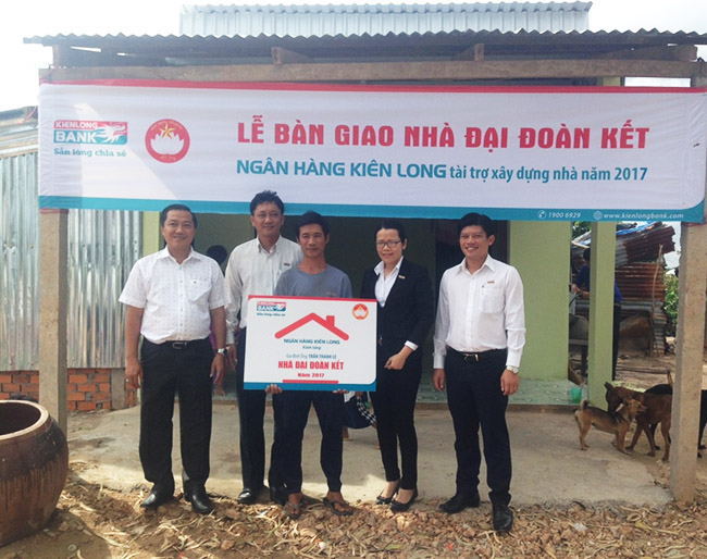 Kiên Giang: 06 căn nhà Đại đoàn kết đầu tiên được Kienlongbank trao tặng cho người dân