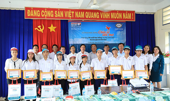 Kienlongbank trao 100 suất học bổng cho học sinh tại Khánh Hòa và Bến Tre