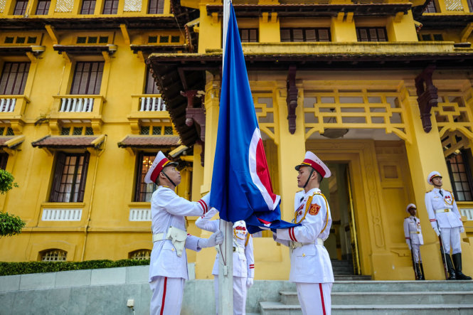 Thượng cờ kỷ niệm 50 năm thành lập ASEAN tại Hà Nội và TP.HCM