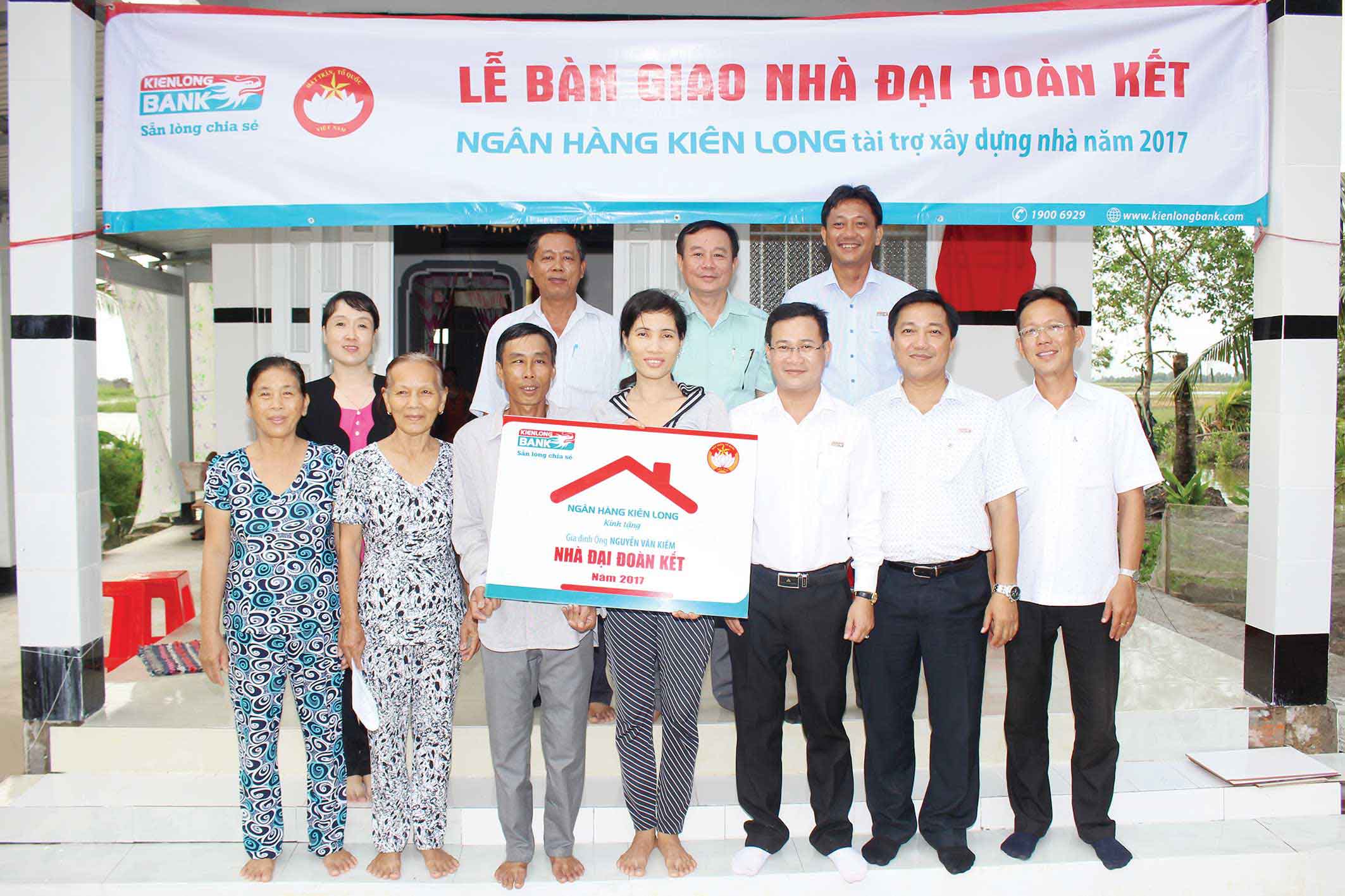 Vĩnh Thuận: Tiếp nhận 07 căn nhà Đại đoàn kết Kienlongbank trao tặng