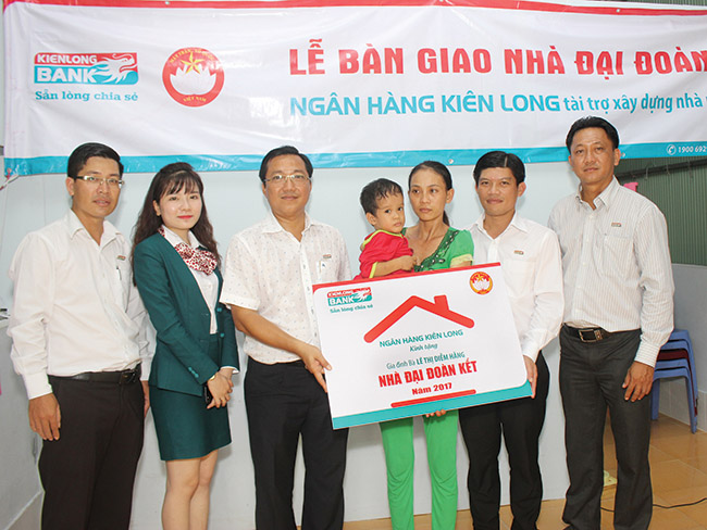 Kiên Giang: Kienlongbank tiếp tục trao tặng 8 nhà đại đoàn kết tại huyện Hòn Đất, Tân Hiệp và TX.Hà Tiên
