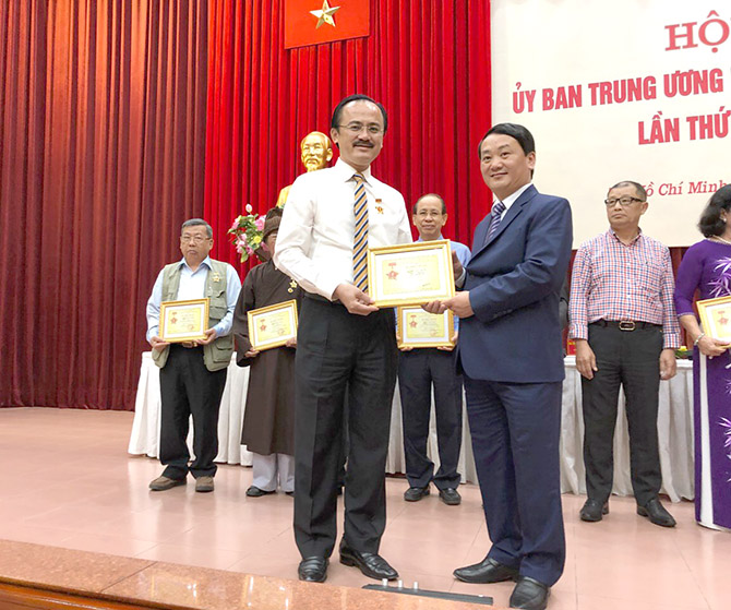 Ông Võ Quốc Thắng – Chủ tịch Hội đồng quản trị Kienlongbank nhận Kỷ niệm chương “ Vì sự nghiệp Đại đoàn kết dân tộc”