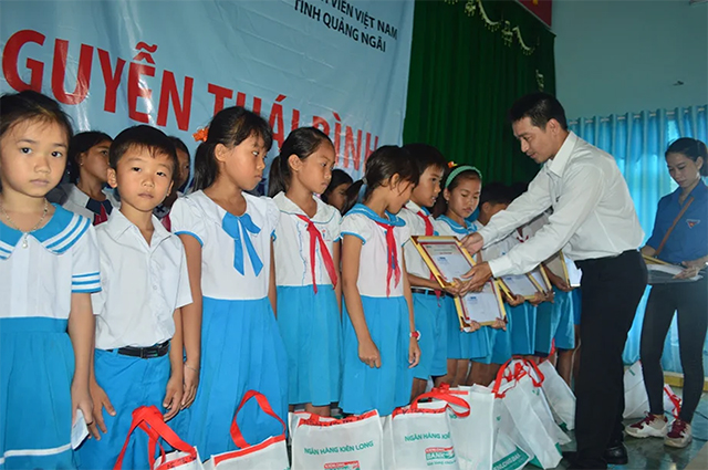 Trao học bổng Nguyễn Thái Bình - Báo Thanh Niên cho học sinh nghèo Lý Sơn