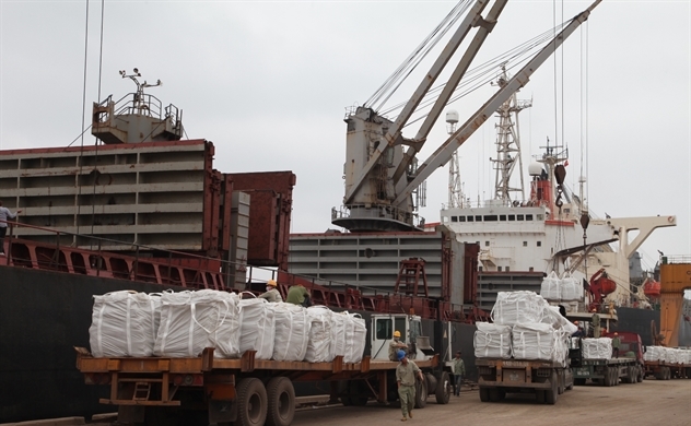 Tổng giá trị xuất nhập khẩu cán mốc 200 tỷ USD