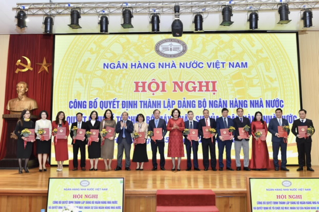 Thống đốc trao Quyết định điều động, bổ nhiệm Phó Vụ trưởng và tương đương tại các đơn vị thuộc NHNN