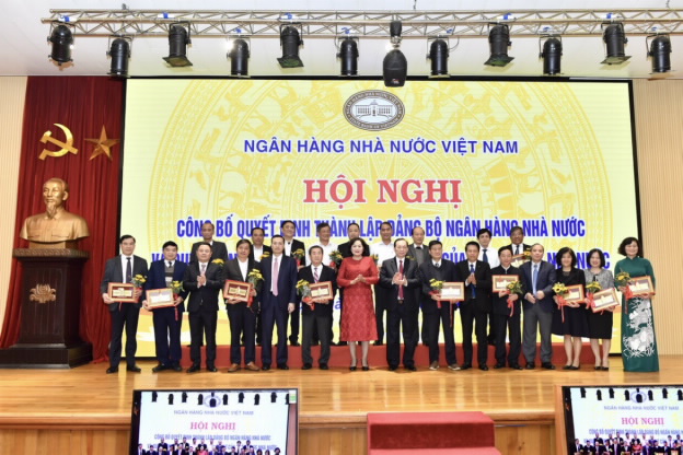 Thống đốc tặng hoa vinh danh Lãnh đạo nghỉ hưu trước tuổi