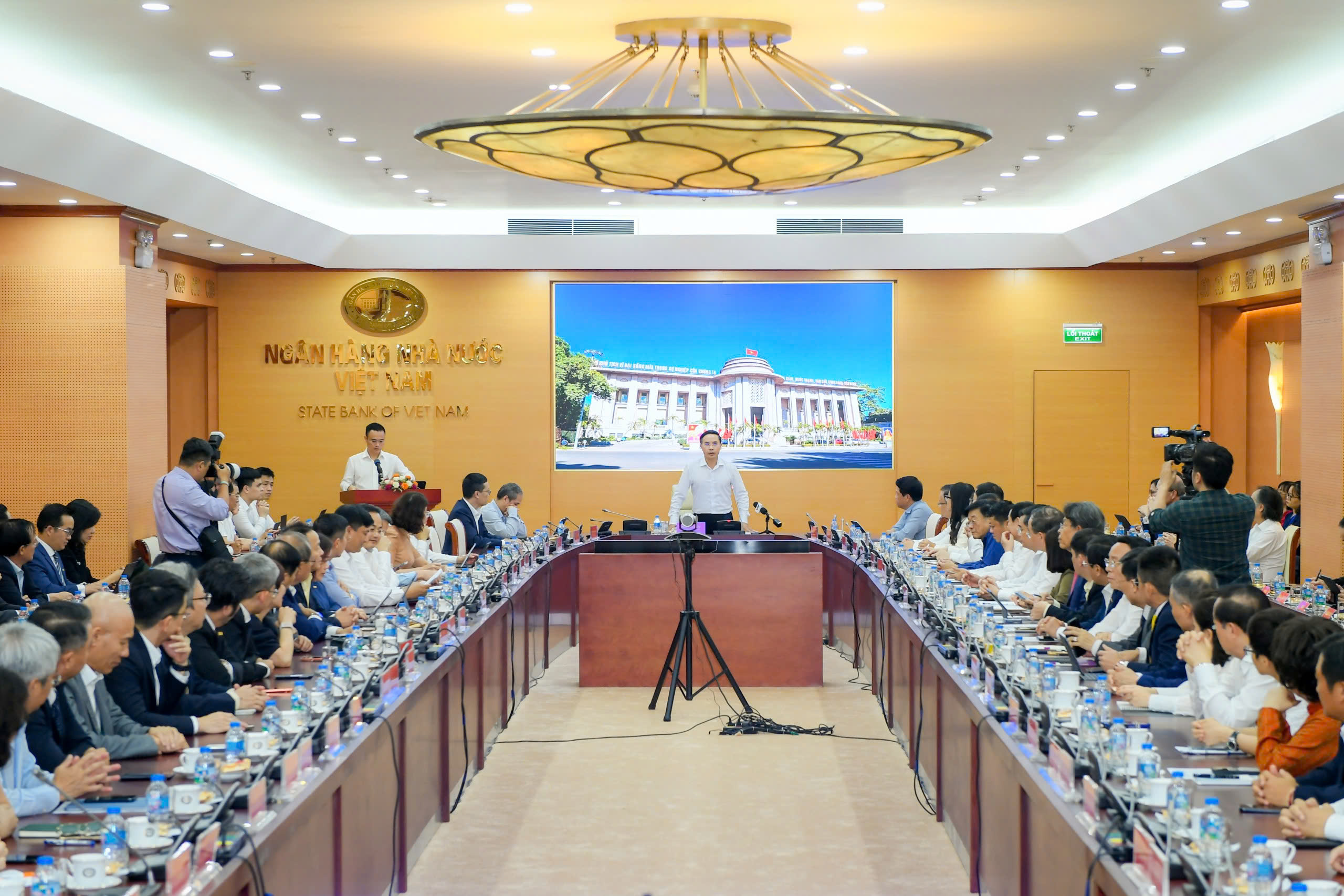 ngan-hang-nha-nuoc-viet-nam-hop-trien-khai-cong-tac-ngan-hang