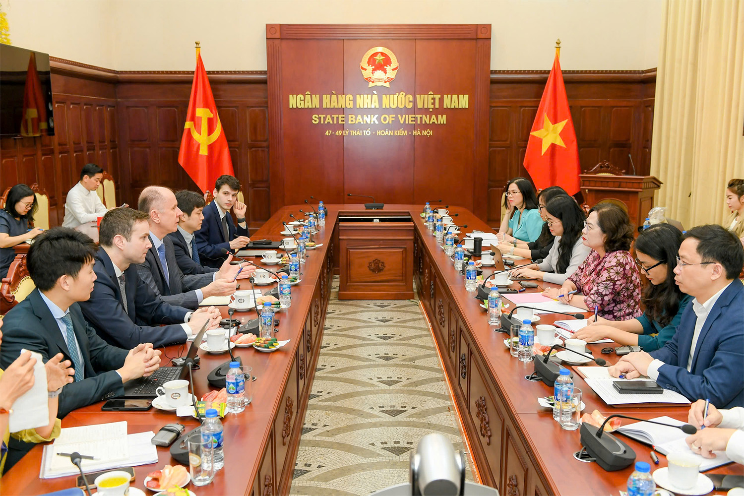 thong-doc-nguyen-thi-hong-lam-viec-doan-can-bo-cua-quy-tien-te-quoc-te-3