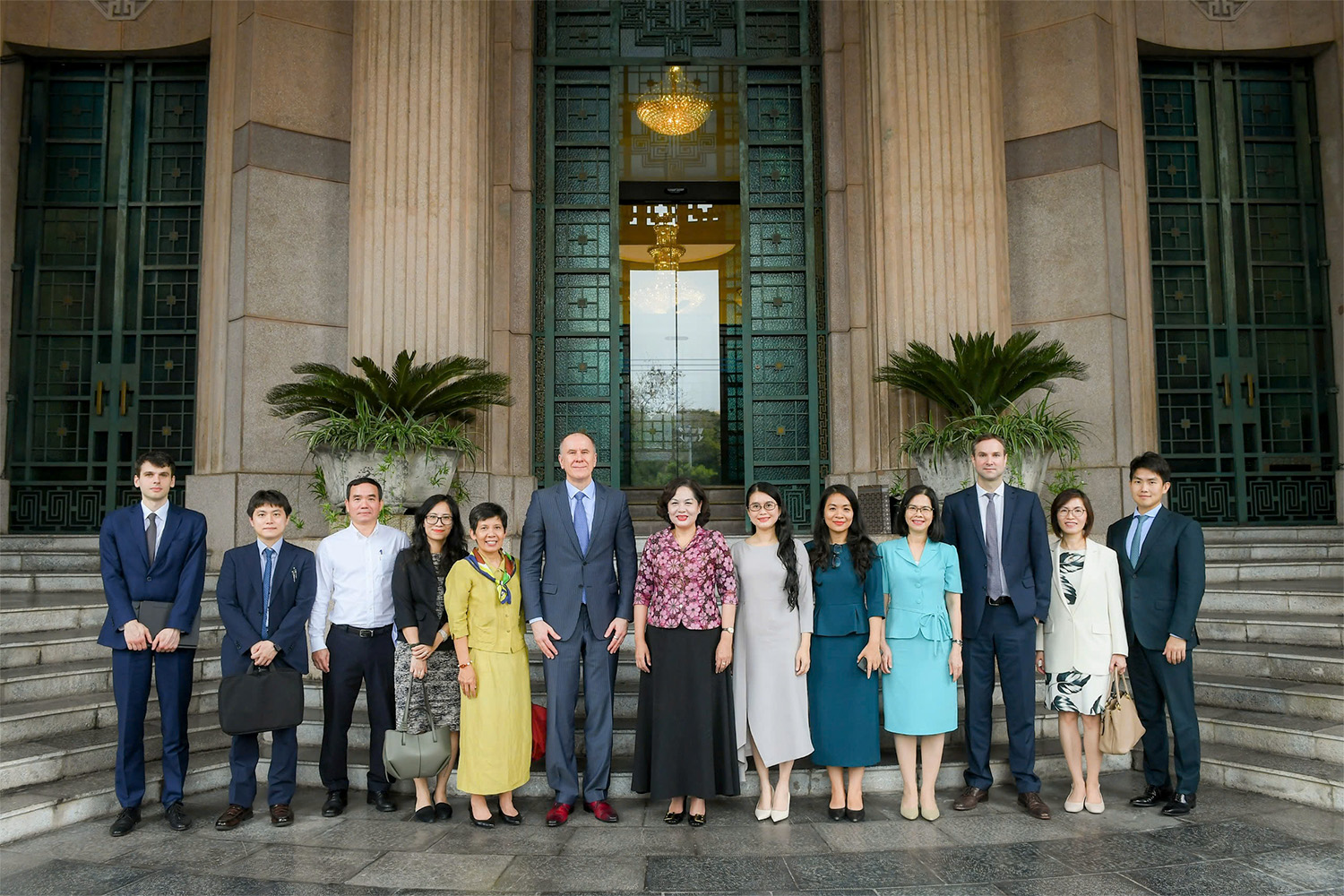 thong-doc-nguyen-thi-hong-lam-viec-doan-can-bo-cua-quy-tien-te-quoc-te-4