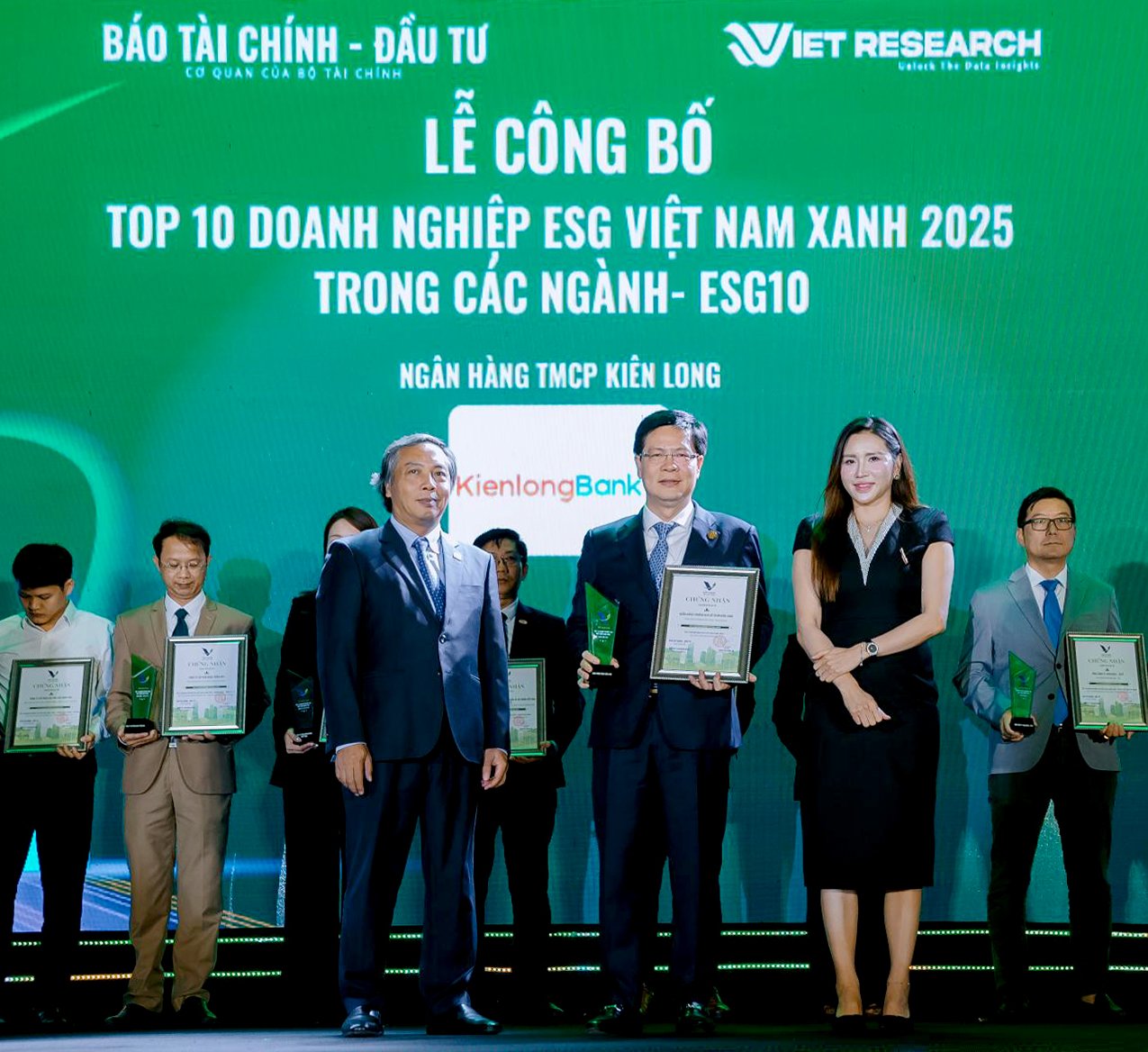 Ông Kim Minh Tuấn - Thành viên HĐQT KienlongBank (đứng giữa, hàng đầu) nhận chứng nhận "Top 10 Doanh nghiệp ESG Việt Nam Xanh 2025" Ông Kim Minh Tuấn - Thành viên HĐQT KienlongBank (đứng giữa, hàng đầu) nhận chứng nhận "Top 10 Doanh nghiệp ESG Việt Nam Xanh 2025"
