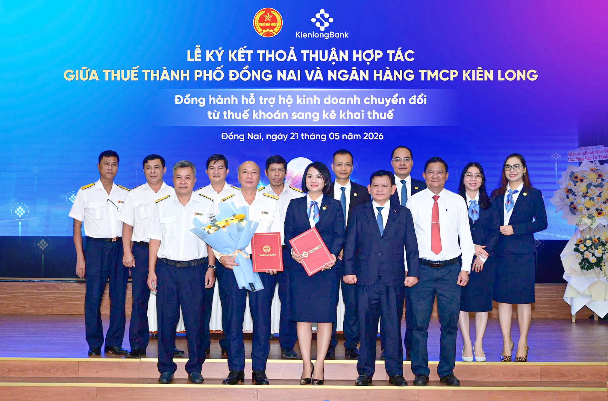KienlongBank và Thuế thành phố Đồng Nai chính thức bắt tay hợp tác, đồng bộ giải pháp MyShop 5.0 và eTax Mobile nhằm hỗ trợ toàn diện cho cộng đồng Hộ Kinh doanh chuyển đổi số. KienlongBank và Thuế thành phố Đồng Nai chính thức bắt tay hợp tác, đồng bộ giải pháp MyShop 5.0 và eTax Mobile nhằm hỗ trợ toàn diện cho cộng đồng Hộ Kinh doanh chuyển đổi số.