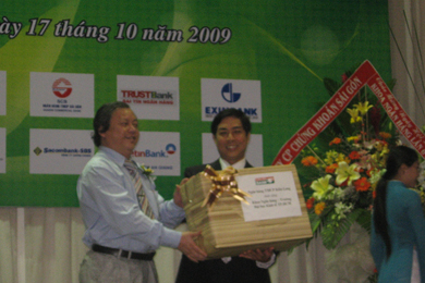 Ông Trương Hoàng Lương - TGĐ trao quà lưu niệm cho đại diện khoa Ngân hàng