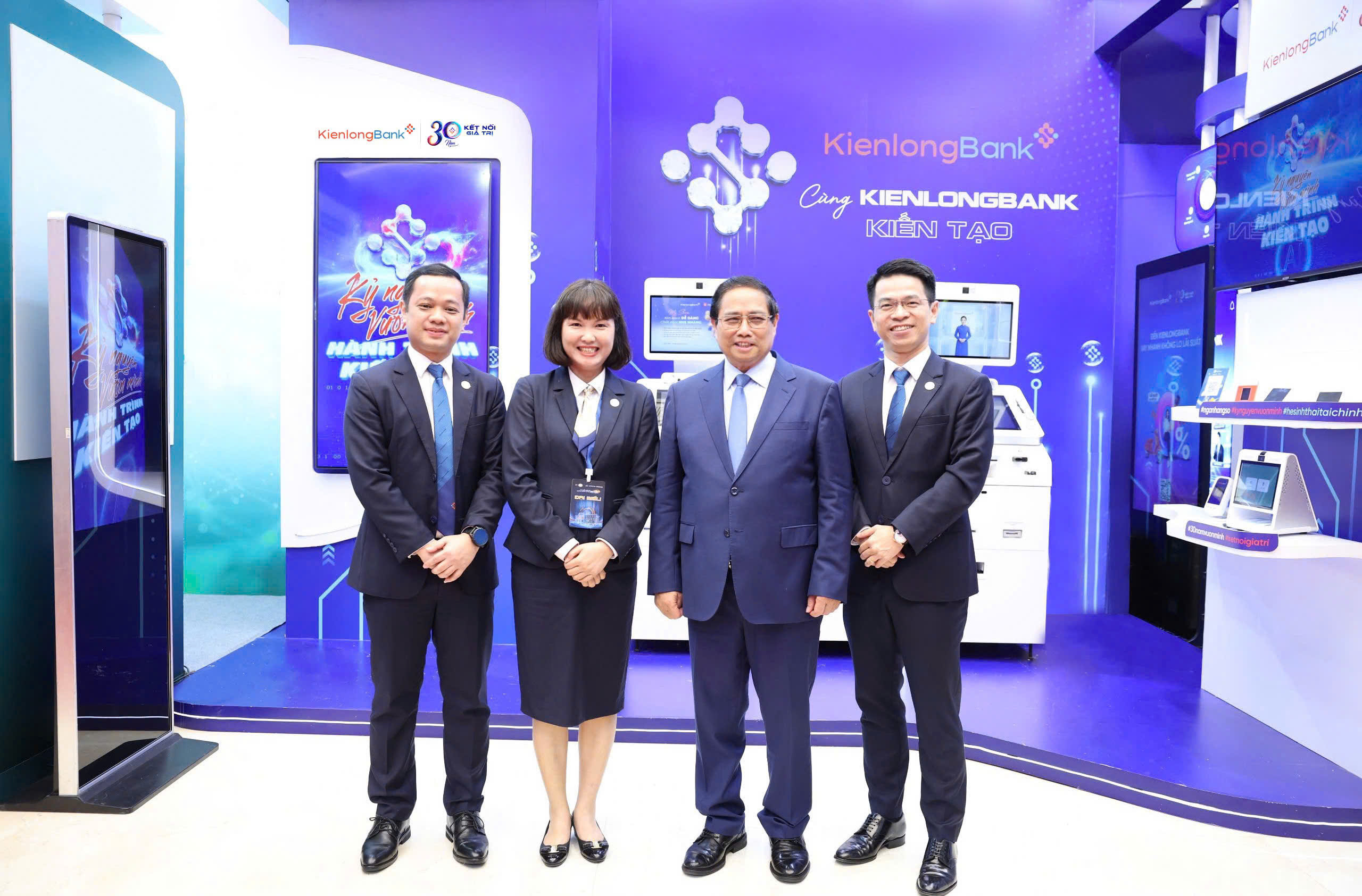 Thủ tướng Phạm Minh Chính thăm gian hàng KienlongBank Thủ tướng Phạm Minh Chính thăm gian hàng KienlongBank