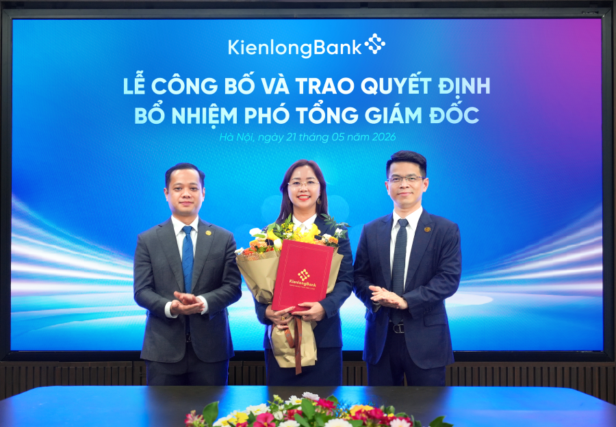 Ông Trần Ngọc Minh - Chủ tịch HĐQT và ông Trần Hồng Minh - Tổng Giám đốc KienlongBank trao quyết định bổ nhiệm